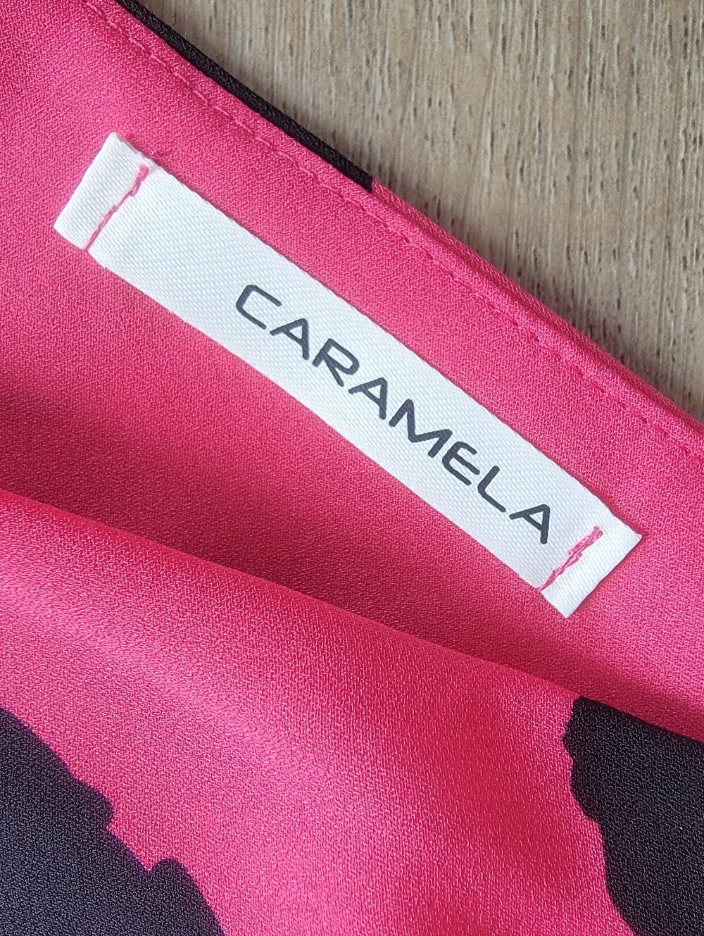 CARAMELA Women's Bonnie Pink Polyester Animal Print V-Neck Blouse Size Small - Picture 5 of 11
